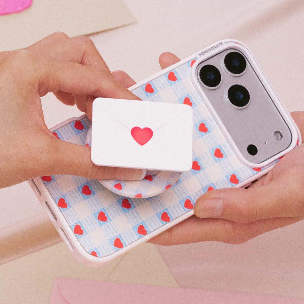 Berry Sweet Gingham — iPhone 14 Plus MagSafe Case - US 90380